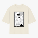 Camiseta com estampa frontal de personagem em estilo cartoon, com cabelo longo, fazendo sinal de paz em uma rua urbana com edifícios detalhados ao fundo.
