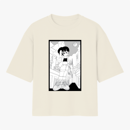 Camiseta com estampa frontal de personagem em estilo cartoon, com cabelo longo, fazendo sinal de paz em uma rua urbana com edifícios detalhados ao fundo.