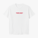Camiseta com estampa frontal de texto "SORRY GIRLS I'm in love with my girlfriend" em letras destacadas, transmitindo uma mensagem direta.