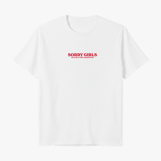 Camiseta com estampa frontal de texto "SORRY GIRLS I'm in love with my girlfriend" em letras destacadas, transmitindo uma mensagem direta.