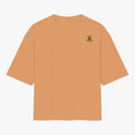 Camiseta com estampa frontal de um pequeno símbolo de leão com coroa e estampa traseira de asas estilizadas com a palavra "Blessed" e auréola acima.