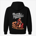 Moletom com estampa frontal de cavalo em escudo e estampa traseira de cavaleira contornando barril, acompanhada do texto "Queen of the Barrels".