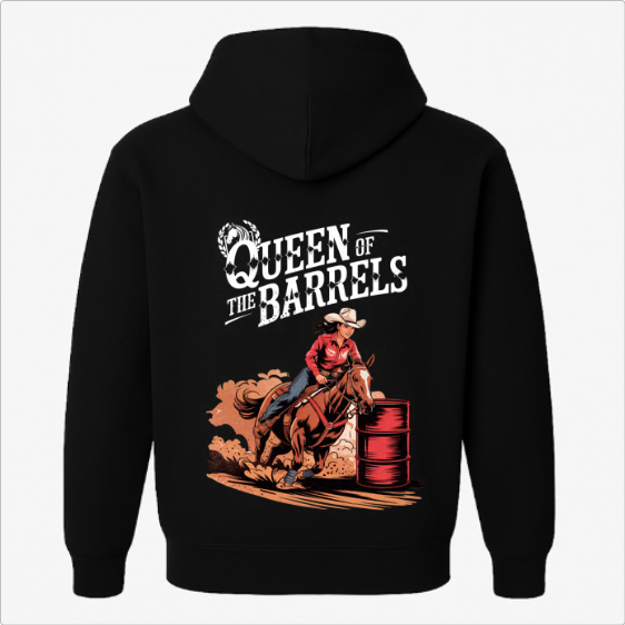 Moletom com estampa frontal de cavalo em escudo e estampa traseira de cavaleira contornando barril, acompanhada do texto "Queen of the Barrels".