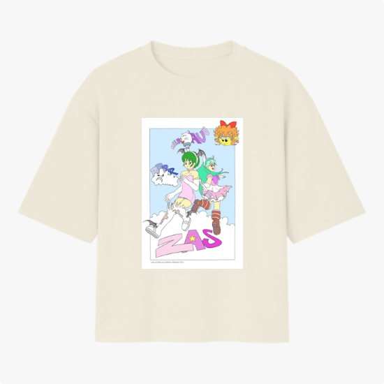 Camiseta com estampa frontal de personagens em um estilo animado, com duas figuras centrais sobre nuvens e textos coloridos ao redor.