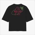 Camiseta com estampa frontal de símbolo gráfico estilizado no lado esquerdo e estampa traseira com o texto "Eu Não Sou Cis" em design gráfico complexo.