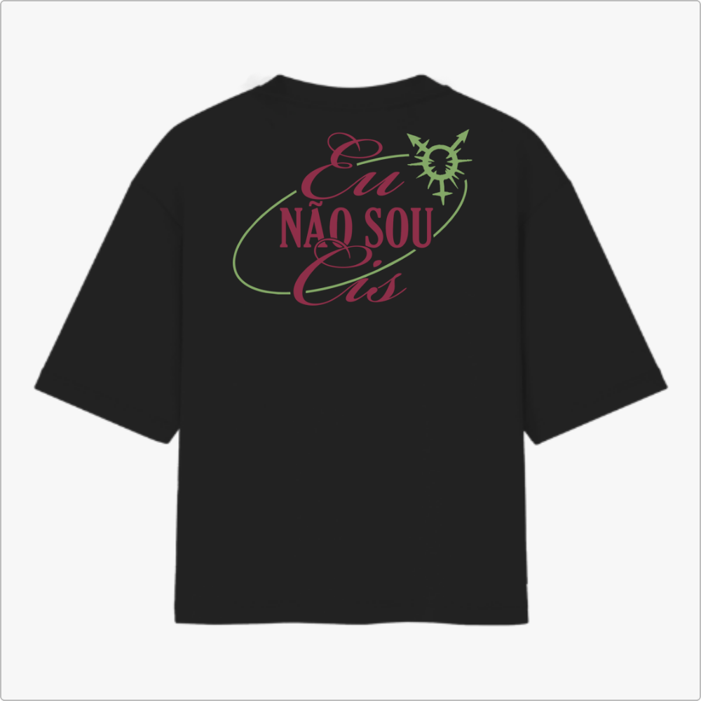 Camiseta com estampa frontal de símbolo gráfico estilizado no lado esquerdo e estampa traseira com o texto "Eu Não Sou Cis" em design gráfico complexo.