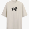 Camiseta com estampa frontal de letras em estilo stencil, com aparência desgastada e elementos como respingos ao redor, trazendo um visual urbano.