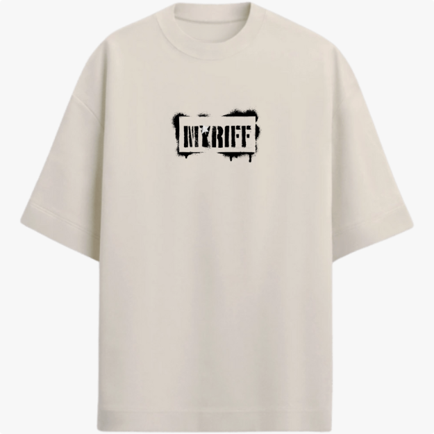 Camiseta com estampa frontal de letras em estilo stencil, com aparência desgastada e elementos como respingos ao redor, trazendo um visual urbano.