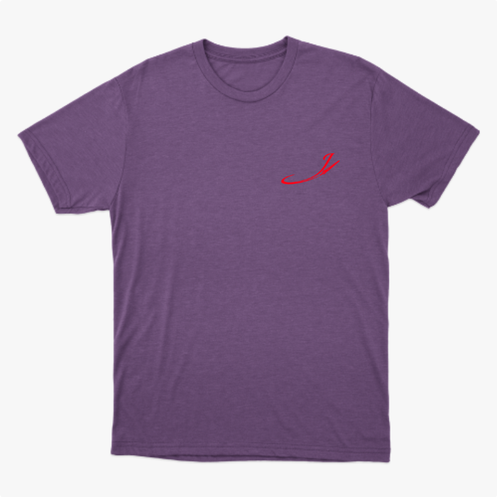 Camiseta com estampa frontal de uma inicial estilizada e estampa traseira com vários personagens icônicos de jogos e animações em um agrupamento vibrante.