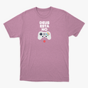 Camiseta com estampa frontal de gamepad com botões coloridos abaixo da frase "DEUS ESTÁ NO", acompanhada de referência textual "1 Coríntios 2:9".