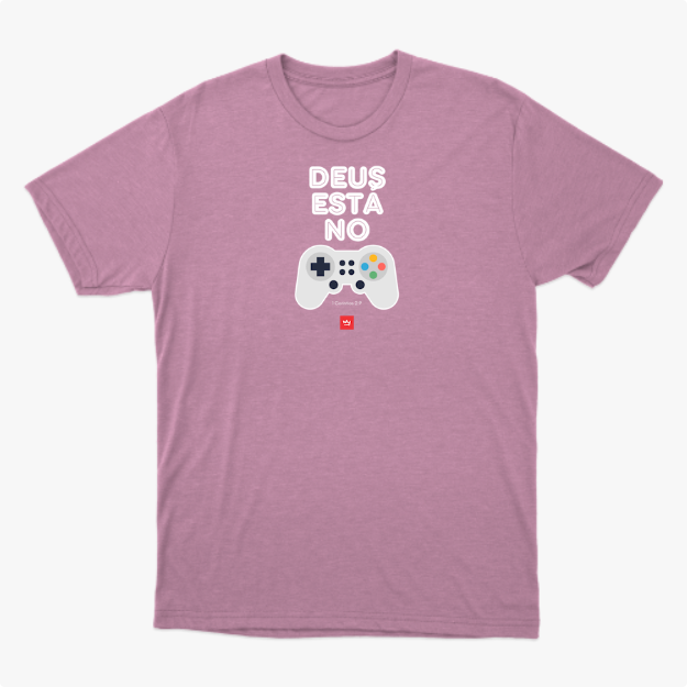 Camiseta com estampa frontal de gamepad com botões coloridos abaixo da frase "DEUS ESTÁ NO", acompanhada de referência textual "1 Coríntios 2:9".