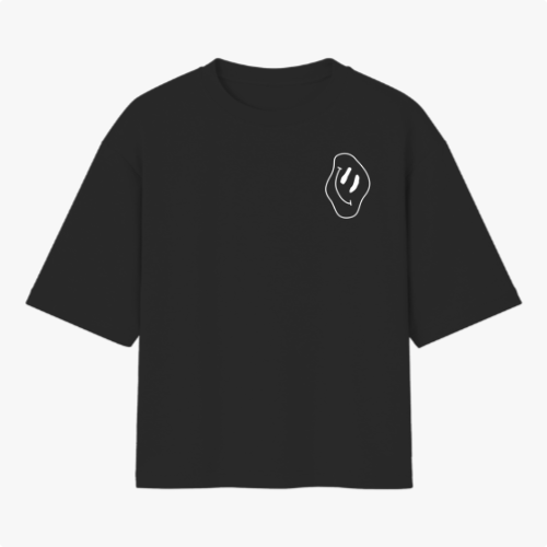 Camiseta com estampa frontal de linha irregular abstrata e estampa traseira de foto de uma pessoa sobre fundo com padrões de linhas fluidas.