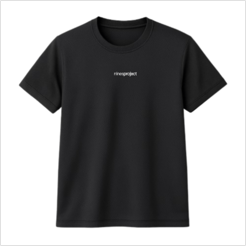 Camiseta com estampa frontal de marca discreta centralizada e estampa traseira de texto impactante em caixa alta, acompanhada de marca logo abaixo.