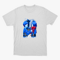 Camiseta com estampa frontal de duas figuras de perfil, uma com cachecol, enquadradas por um emblema, com silhuetas de várias pessoas ao fundo.