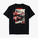 Camiseta com estampa traseira de corrida de F1, incluindo piloto, carro em alta velocidade, logotipo da Ferrari e textos "Speed Master" e "Pure Racing Instinct".