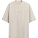Camiseta com estampa frontal de texto estilizado pequeno e estampa traseira de relógio realista com frases e a palavra "Timeless" em destaque.