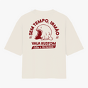 Camiseta com estampa frontal de capacete vintage com texto acima e estampa traseira de capacete maior cercado por vários textos e elementos decorativos.