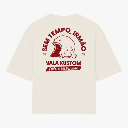 Camiseta com estampa frontal de capacete vintage com texto acima e estampa traseira de capacete maior cercado por vários textos e elementos decorativos.
