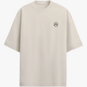Camiseta com estampa frontal de símbolo minimalista circular com seta apontando para cima e estampa traseira de paisagem tropical com palmeiras e pôr do sol refletido no mar.