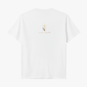Camiseta com estampa frontal de texto "Eu falho, o meu DEUS não." e estampa traseira com logotipo estilizado, incluindo um emblema de cruz e coroa acima de "Santa Veste".