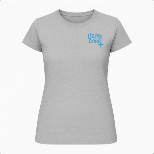 Camiseta com estampa frontal de "LIZZYE CORP" acompanhada de um pequeno símbolo abaixo e estampa traseira de uma cruz pixelada destacada.