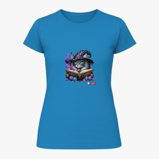 Camiseta com estampa frontal de gato com chapéu de mago, lendo um livro cercado por cristais e névoa; estampa traseira com pequeno logotipo textual.