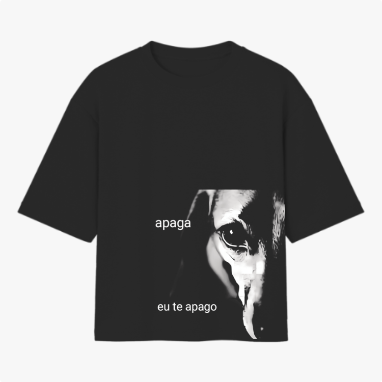 Camiseta com estampa frontal de um olhar de cachorro em close, com as palavras "apaga" e "eu te apago" dispostas ao redor da imagem impactante.