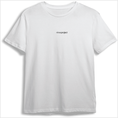 Camiseta com estampa frontal de texto pequeno "ninesproject" no centro e estampa traseira de um logotipo minimalista perto da gola.