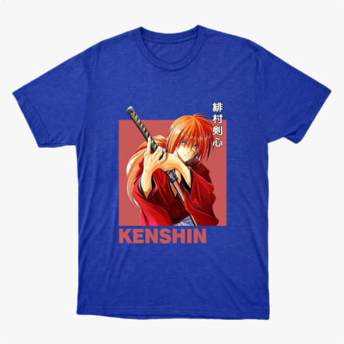 Camiseta com estampa frontal de personagem de anime empunhando uma espada, com cabelo laranja e trajando kimono, sobre fundo destacado, acompanhada por texto.