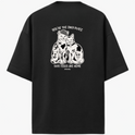 Camiseta com estampa frontal de duas cabeças de gatos em estilo ilustrativo e estampa traseira de dois gatos sentados rodeados por detalhes artísticos.