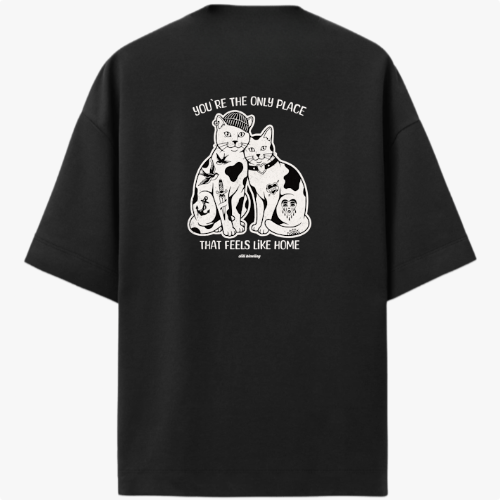 Camiseta com estampa frontal de duas cabeças de gatos em estilo ilustrativo e estampa traseira de dois gatos sentados rodeados por detalhes artísticos.