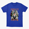 Camiseta com estampa frontal de cinco personagens de anime em pose determinada, com inscrição japonesa em destaque acima e abaixo das figuras.