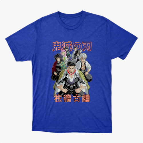 Camiseta com estampa frontal de cinco personagens de anime em pose determinada, com inscrição japonesa em destaque acima e abaixo das figuras.