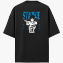 Camiseta com estampa frontal de borboleta pequena acompanhada da frase “This action will have consequences...” e estampa traseira de arte com personagem estilizada segurando uma arma, cercada por palavras e símbolos, incluindo "STRANGE" em destaque.