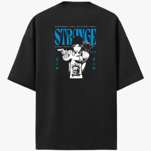 Camiseta com estampa frontal de borboleta pequena acompanhada da frase “This action will have consequences...” e estampa traseira de arte com personagem estilizada segurando uma arma, cercada por palavras e símbolos, incluindo "STRANGE" em destaque.