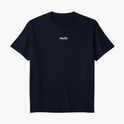 Camiseta com estampa frontal de logotipo estilizado em formato de texto pequeno e minimalista no centro superior.