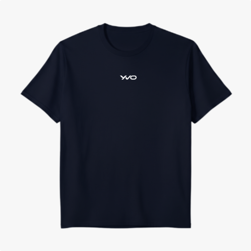 Camiseta com estampa frontal de logotipo estilizado em formato de texto pequeno e minimalista no centro superior.