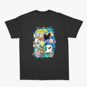 Camiseta com estampa frontal de assinatura curva estilizada pequena no canto superior e estampa traseira de personagens caricatos e sorridentes em grupo colorido.