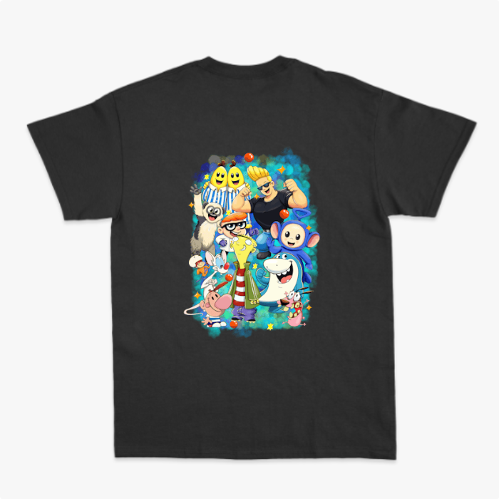 Camiseta com estampa frontal de assinatura curva estilizada pequena no canto superior e estampa traseira de personagens caricatos e sorridentes em grupo colorido.