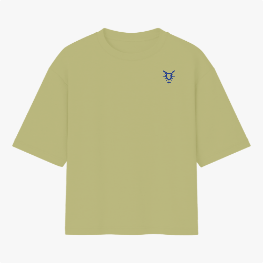 Camiseta com estampa frontal de símbolo abstrato pontiagudo e estampa traseira de cartas de baralho com "ELE QUEM? ELA/DELA" em estilo criativo.