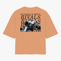 Camiseta com estampa frontal de texto "RIVALS" no lado superior e estampa traseira de carros de corrida com texto sobrepostos "NO SAFETY. NO MERCY. RIVALS".