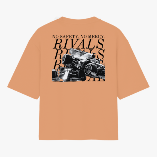 Camiseta com estampa frontal de texto "RIVALS" no lado superior e estampa traseira de carros de corrida com texto sobrepostos "NO SAFETY. NO MERCY. RIVALS".
