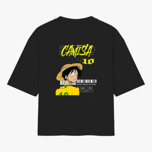 Camiseta com estampa frontal de monograma estilizado pequeno no peito e estampa traseira de personagem usando chapéu, camisa 10, código de barras e texto.