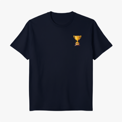 Camiseta com estampa frontal de troféu dourado pequeno e estampa traseira de troféu maior com texto "QUEM VENCER HERDARÁ TODAS ESSAS COISAS APOCALIPSE 21:7".