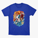 Camiseta com estampa frontal de máscara kitsune centralizada entre chamas e ondas, com kanjis japoneses e detalhes intricados de movimento e textura.