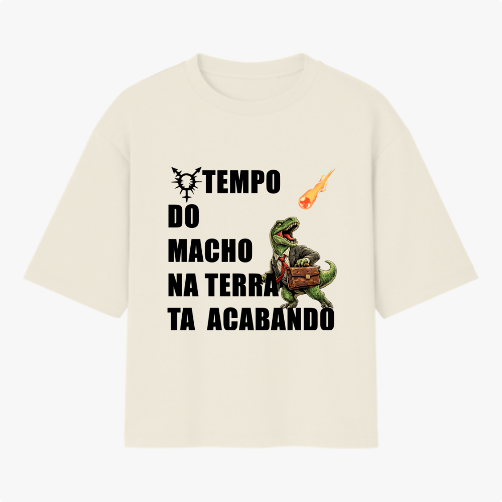 Camiseta com estampa frontal de dinossauro em terno segurando uma pasta, com meteoro em queda e a frase "TEMPO DO MACHO NA TERRA TA ACABANDO".