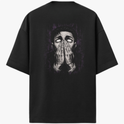 Camiseta com estampa frontal de rosto abstrato parcial estilizado e estampa traseira de figura com olhos fechados cobertos pelas mãos em traço artístico.