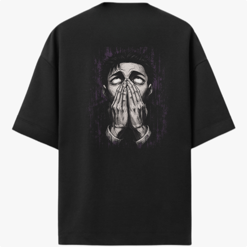 Camiseta com estampa frontal de rosto abstrato parcial estilizado e estampa traseira de figura com olhos fechados cobertos pelas mãos em traço artístico.