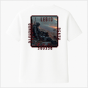 Camiseta com estampa frontal de mão metálica segurando uma rosa e texto vertical. Estampa traseira de guerreiro medieval em paisagem épica com textos adjacentes.