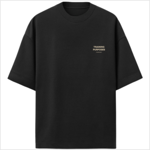 Camiseta com estampa frontal de texto pequeno "TRAINING PURPOSES" no canto superior direito e estampa traseira sem detalhes ou designs adicionais.